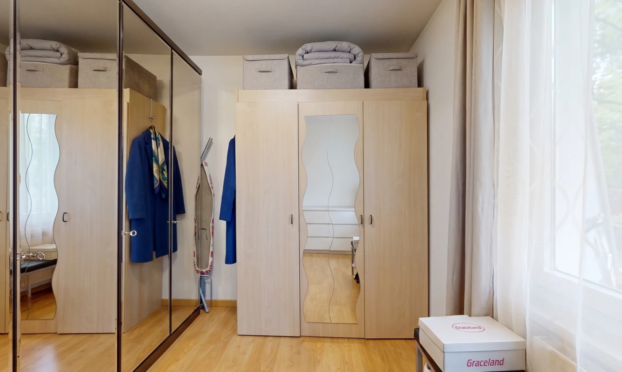 chambre avec placard, inside property, wood finish floor, sol en finition bois, et light floor