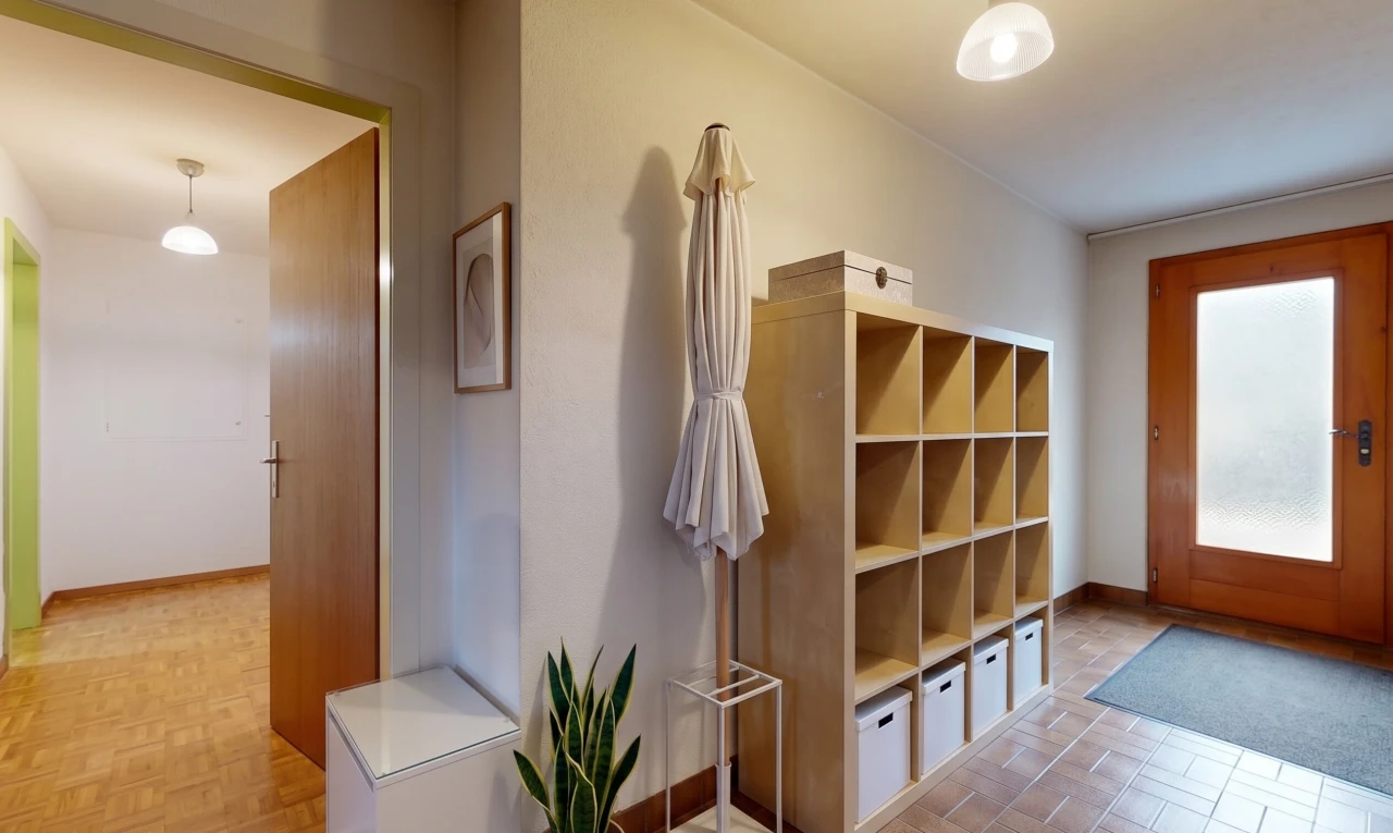 couloir avec éclairage suspendu, accès à l'extérieur, cloison sèche, drywall, et plinthes murales