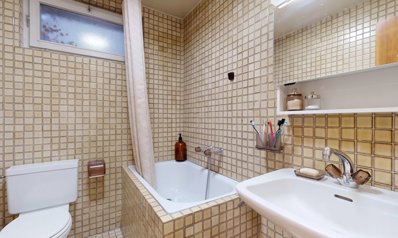 salle de bains avec tile wall, mur en carrelage, évier, salle de bain complète, et miroir