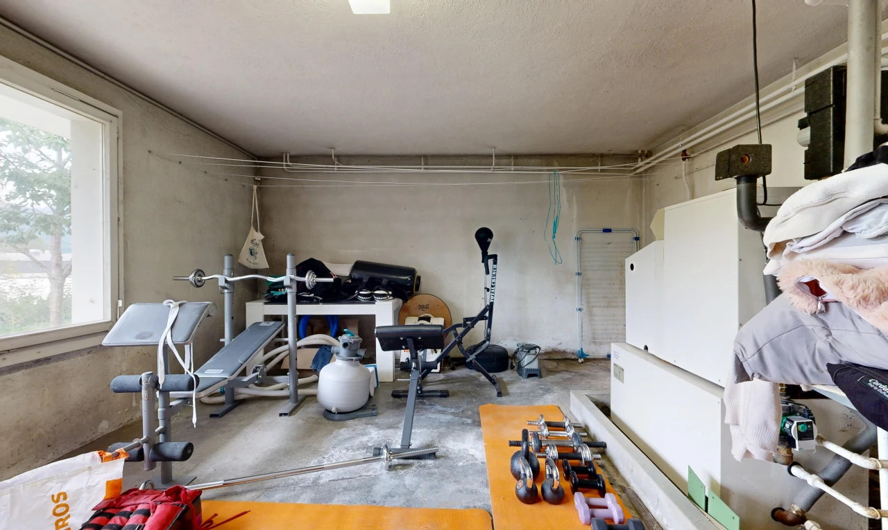 gym avec lumière naturelle, inside property, sol en béton, et concrete floor