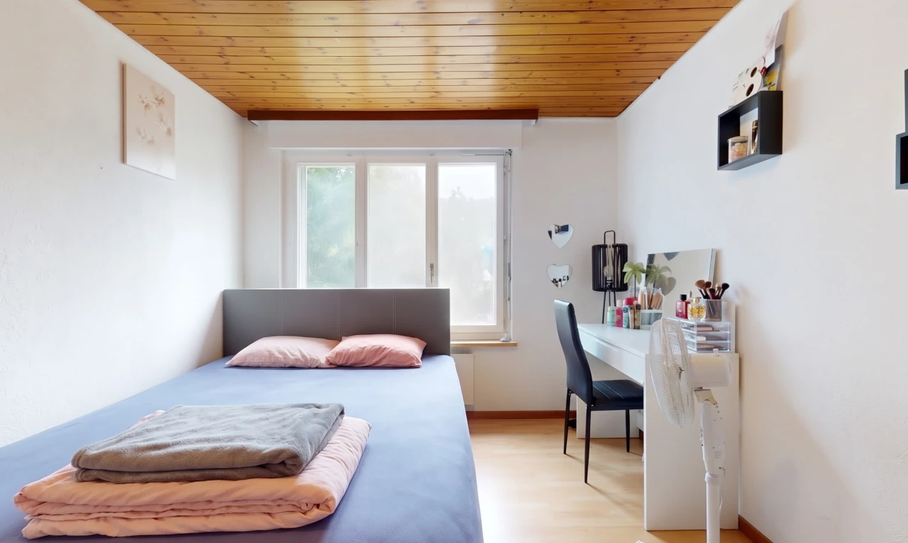 chambre avec wood ceiling, plafond en bois, high end ceiling, espace bureau, et drywall