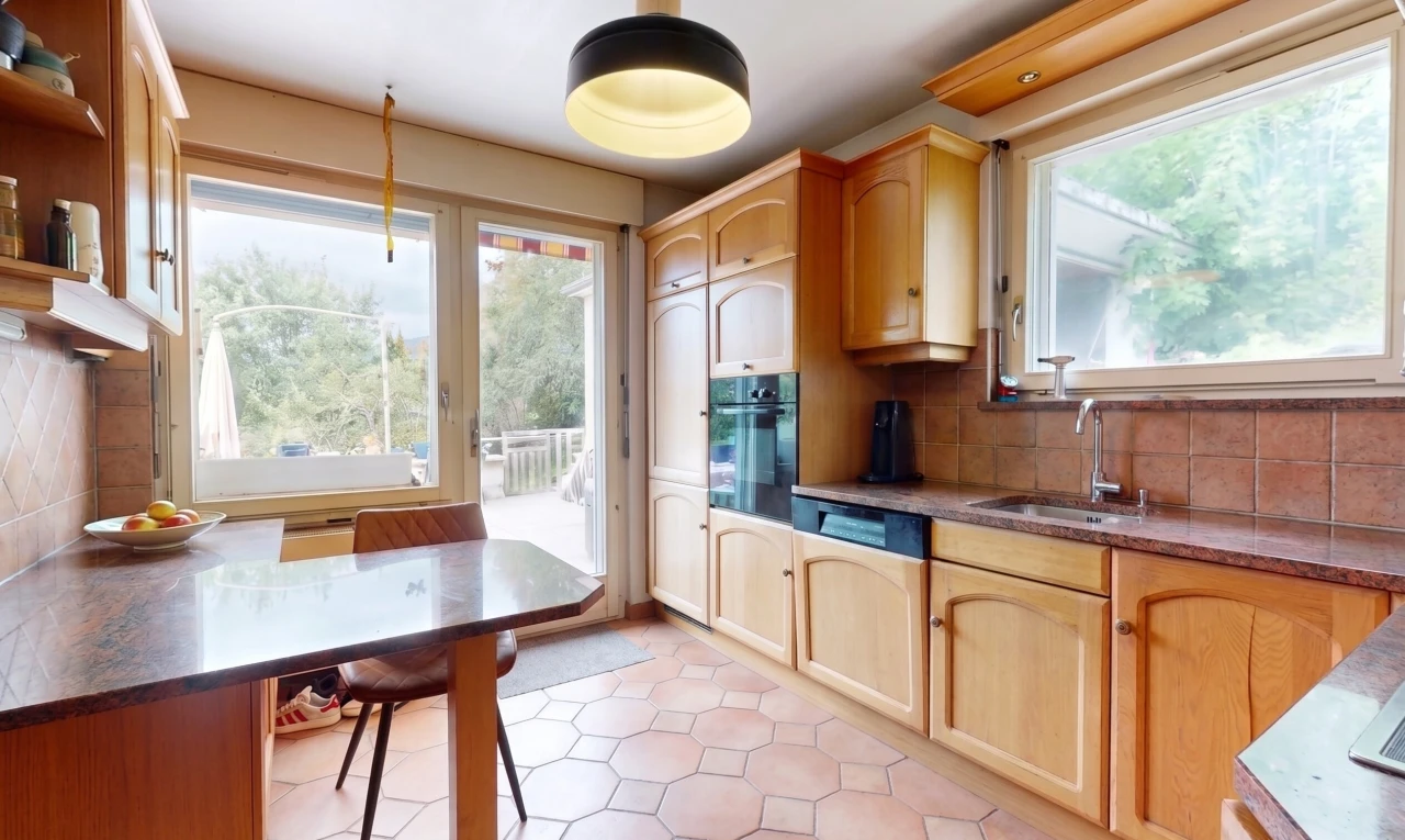 cuisine avec arched cabinets, armoires en arc, light floor, dark countertops, et accès à l'extérieur
