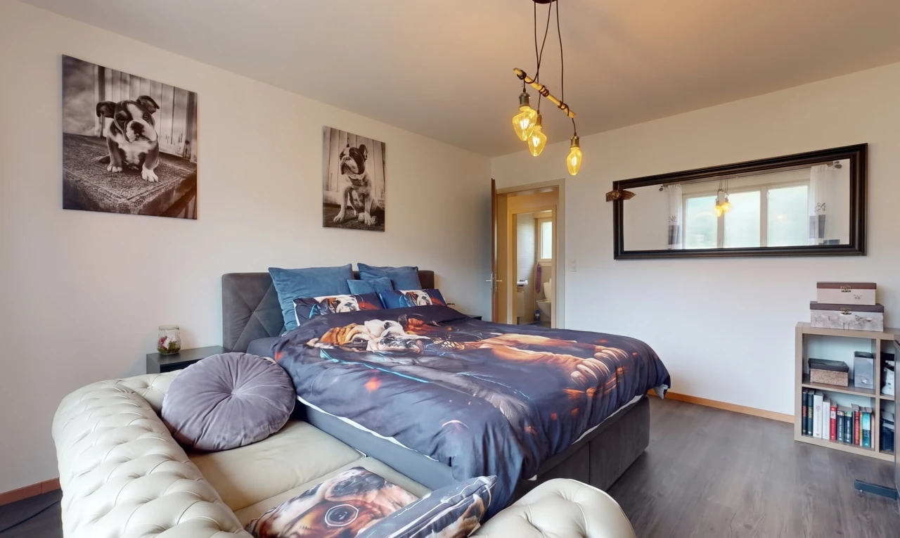 chambre avec drywall, cloison sèche, baseboards wall, plinthes murales, et wood finish floor