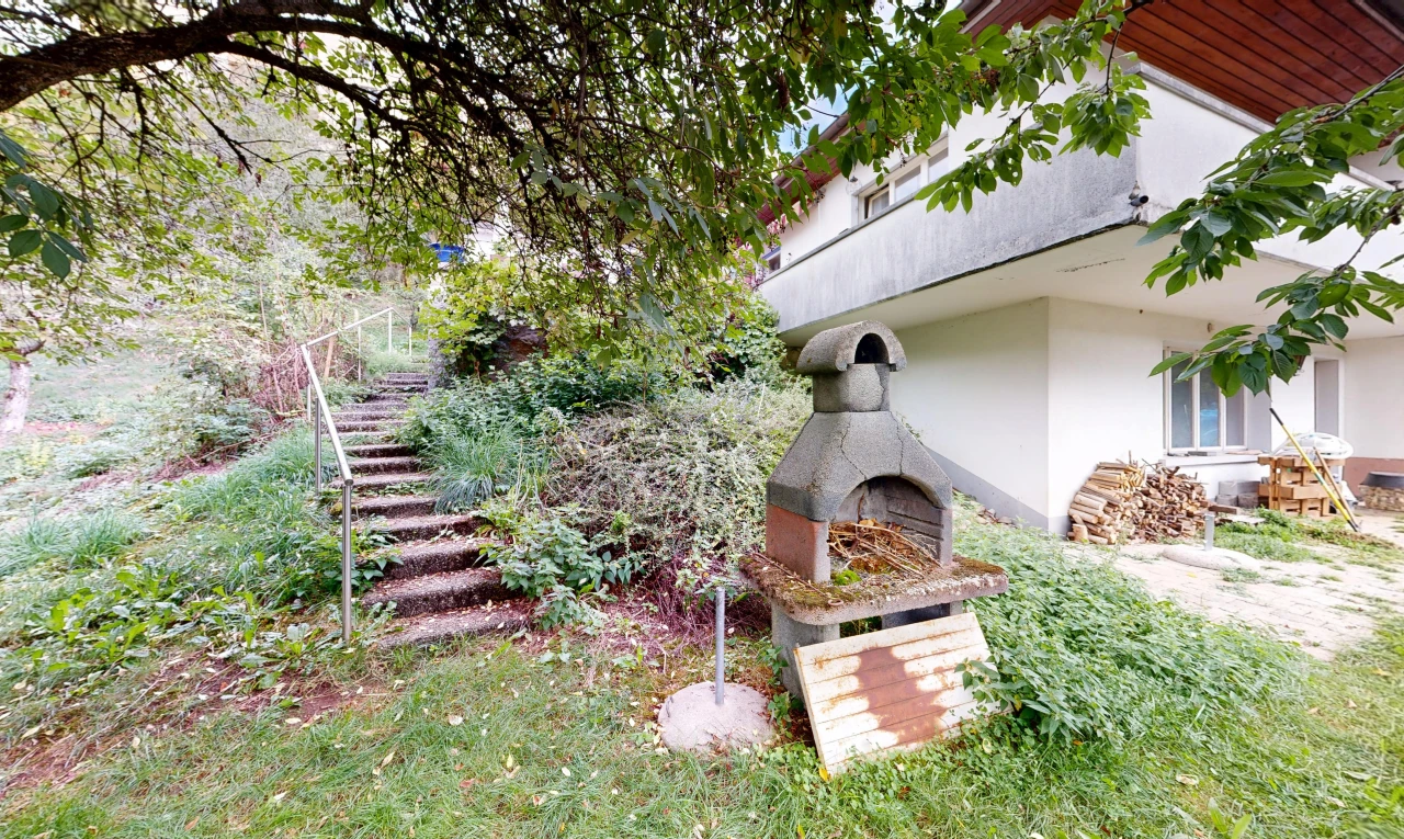 jardin avec escaliers, from property, et property visible