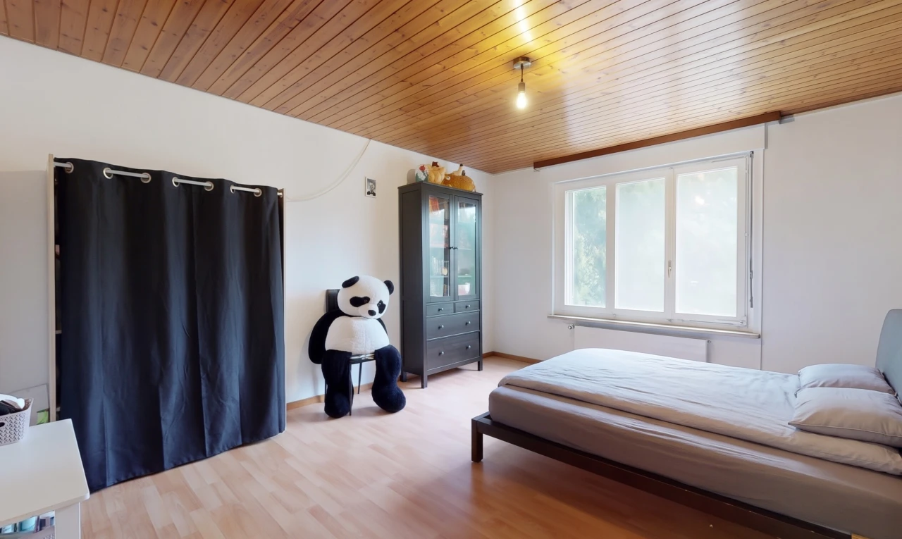 chambre avec wood ceiling, plafond en bois, drywall, cloison sèche, et high end ceiling