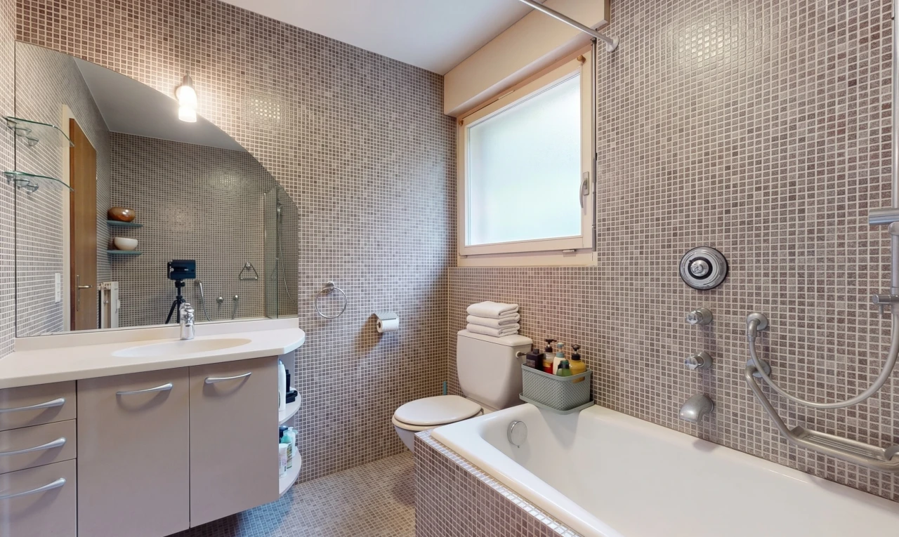 salle de bains avec mur en carrelage, tile wall, salle de bain complète, toilette, et lavabo (ou coiffeuse selon le contexte)