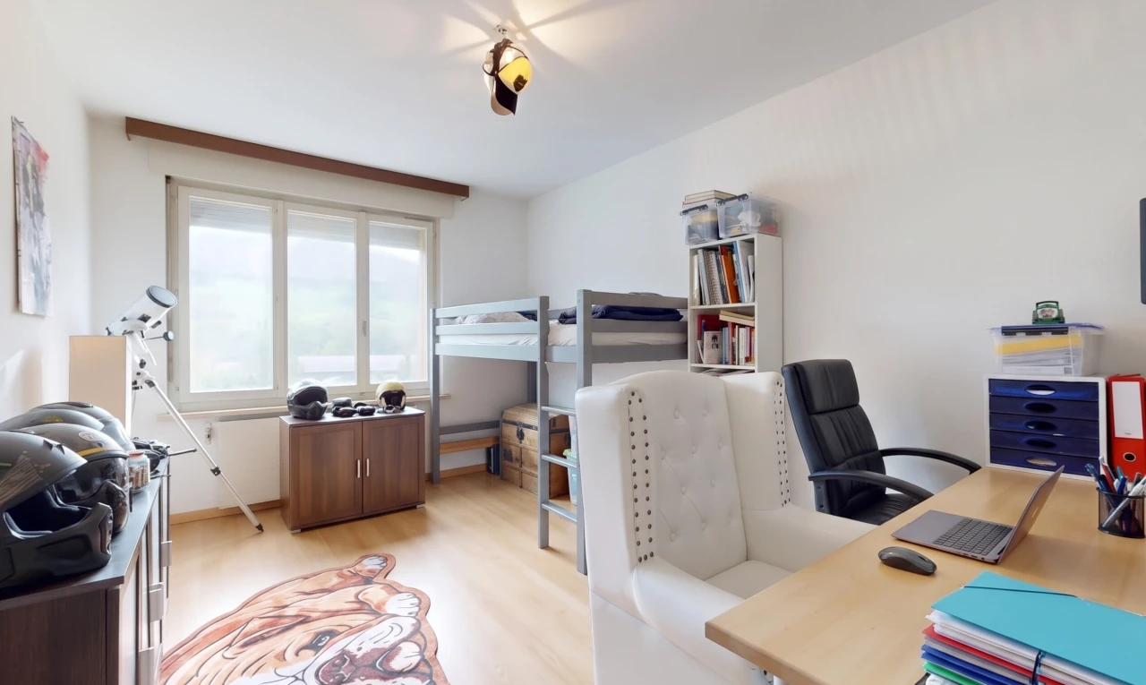 bureau avec espace bureau, drywall, cloison sèche, wood finish floor, et sol en finition bois