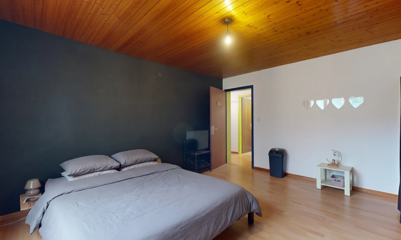 chambre avec wood ceiling, plafond en bois, drywall, cloison sèche, et high end ceiling