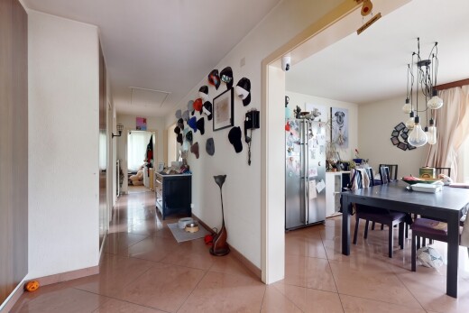 couloir avec cloison sèche, drywall, inside property, sol en carrelage, et tile floor