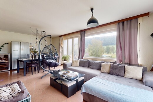 salon / salle à manger avec cave à vin, éclairage suspendu, inside property, et accès à l'extérieur