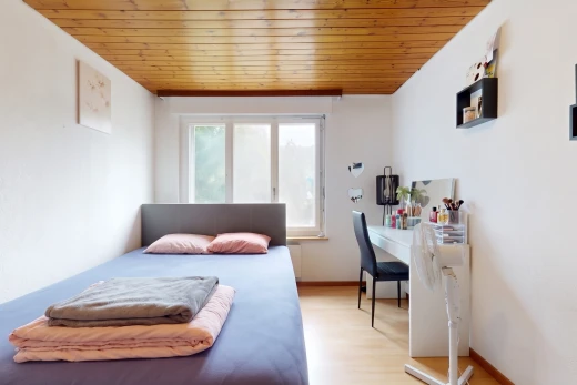 chambre avec wood ceiling, plafond en bois, high end ceiling, espace bureau, et drywall