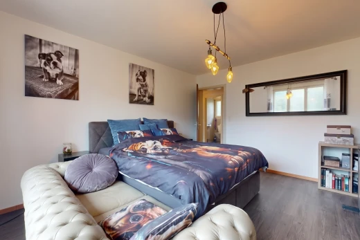 chambre avec drywall, cloison sèche, baseboards wall, plinthes murales, et wood finish floor