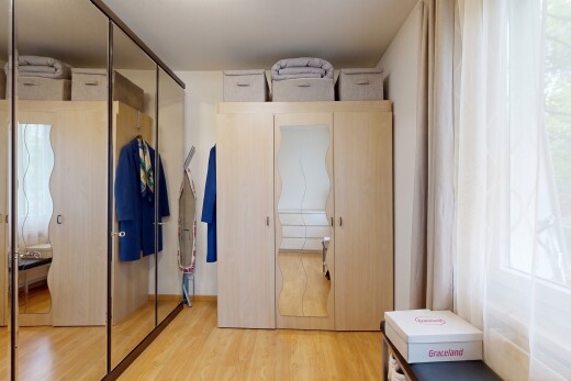 chambre avec placard, inside property, wood finish floor, sol en finition bois, et light floor