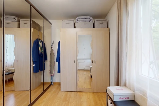 chambre avec placard, inside property, wood finish floor, sol en finition bois, et light floor