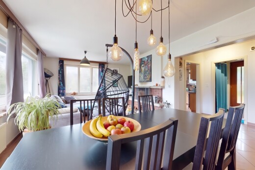salle à manger avec cloison sèche, drywall, inside property, lumière naturelle, et radiateur