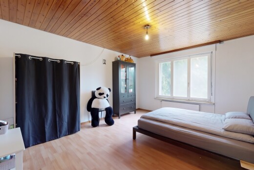 chambre avec wood ceiling, plafond en bois, drywall, cloison sèche, et high end ceiling