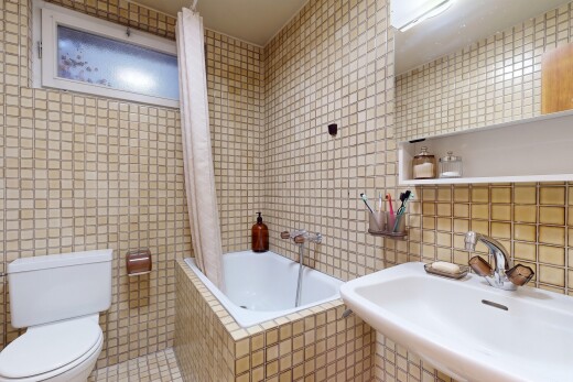 salle de bains avec tile wall, mur en carrelage, évier, salle de bain complète, et miroir