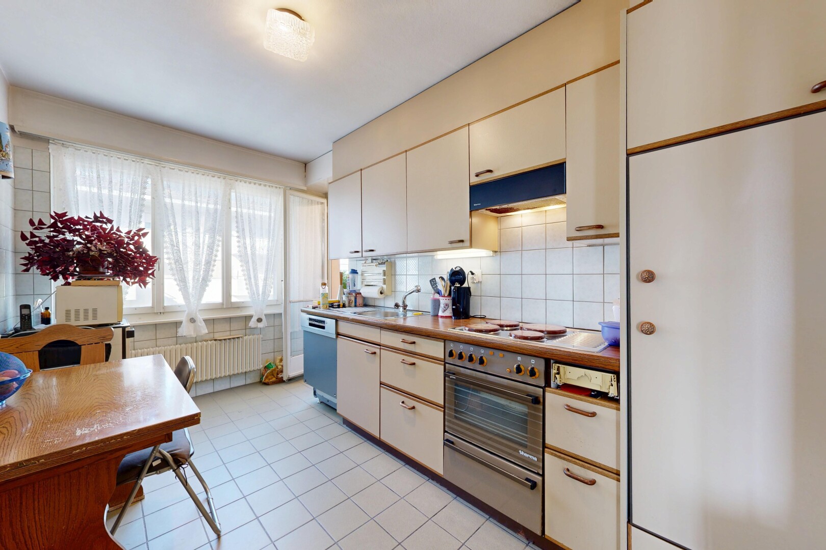 cuisine avec backsplash, dosseret, natural light, lumière naturelle, et tile floor