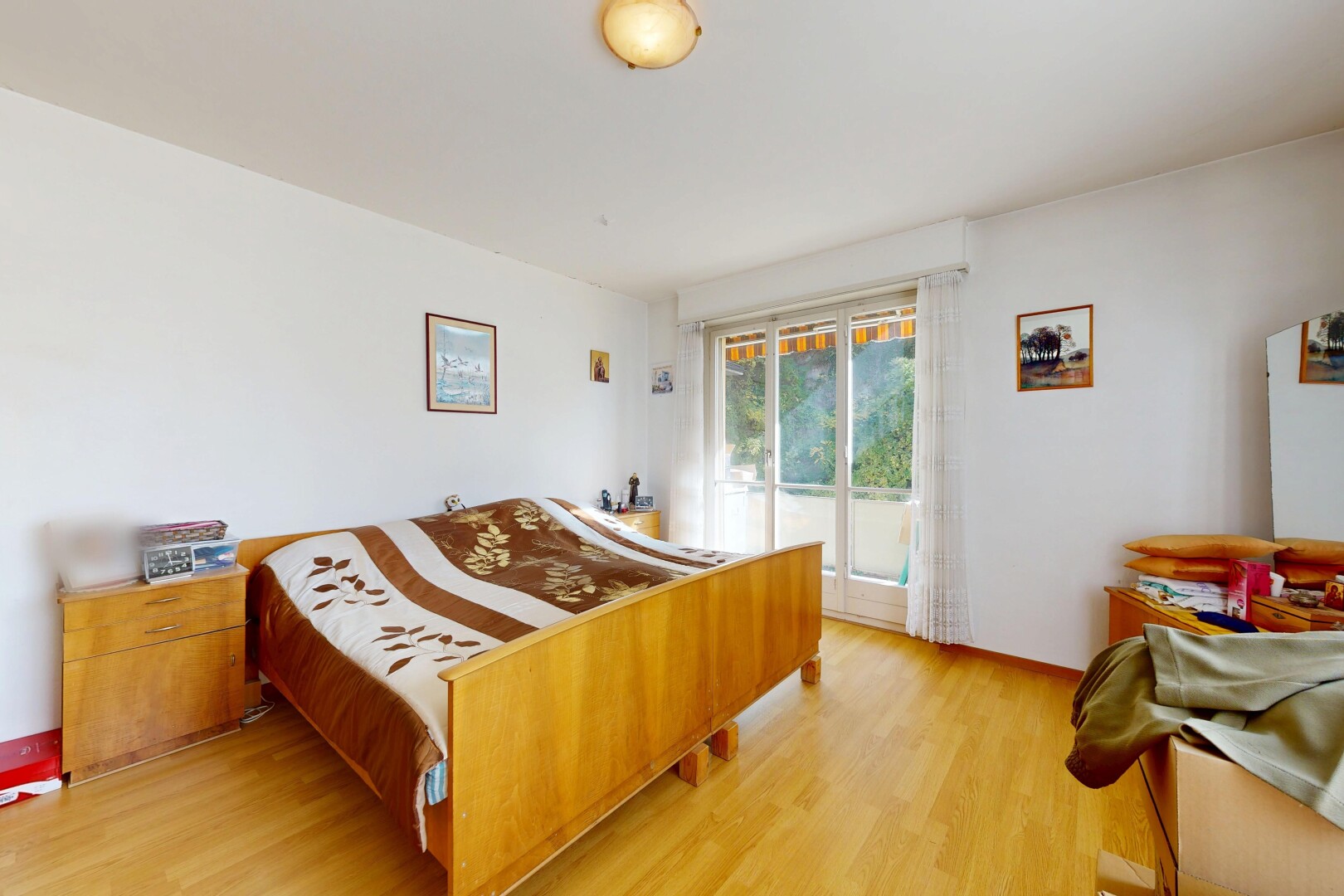 chambre avec wood finish floor, sol en finition bois, natural light, lumière naturelle, et drywall