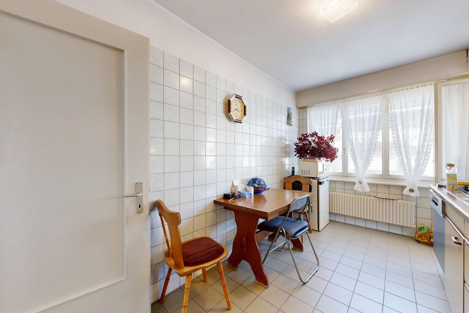 salle à manger avec tile floor, sol en carrelage, inside property, radiateur, et tile wall