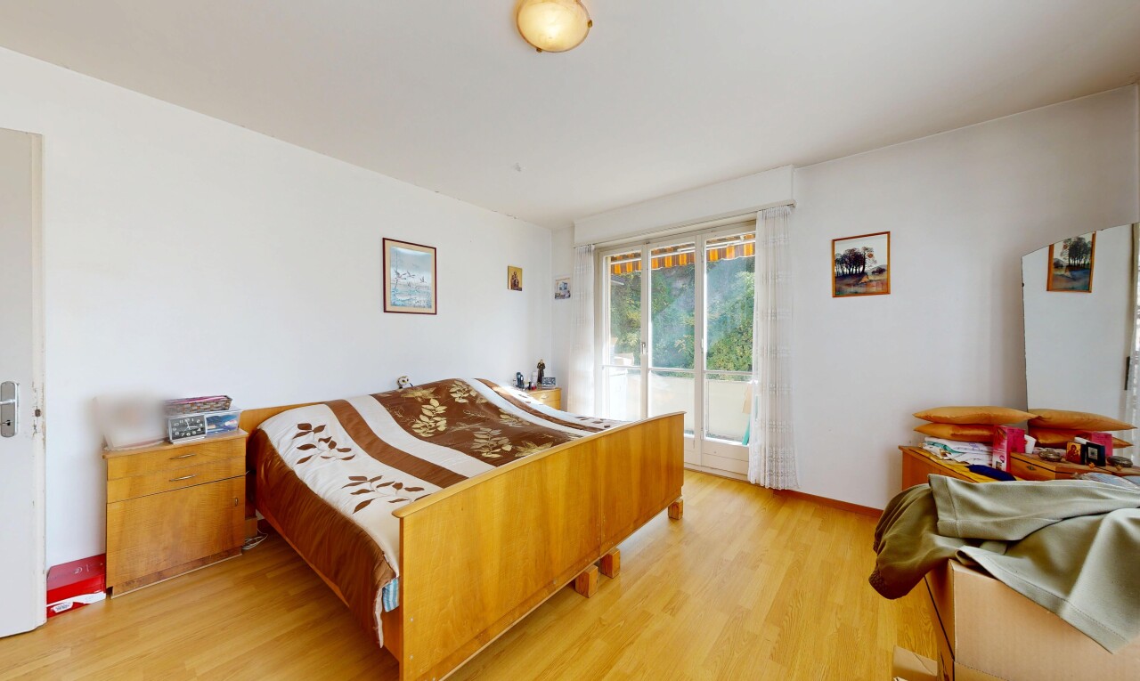 chambre avec wood finish floor, sol en finition bois, natural light, lumière naturelle, et drywall