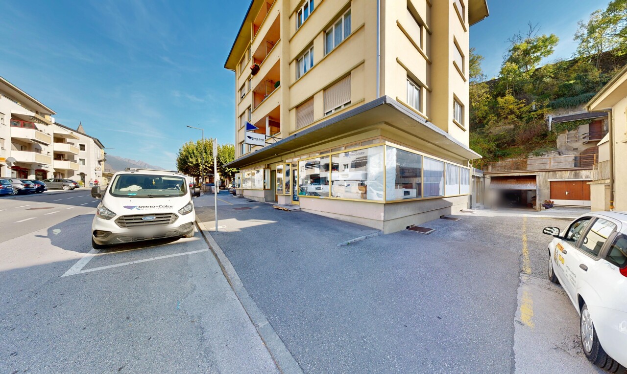 extérieur du bâtiment avec day time, parking, et property visible