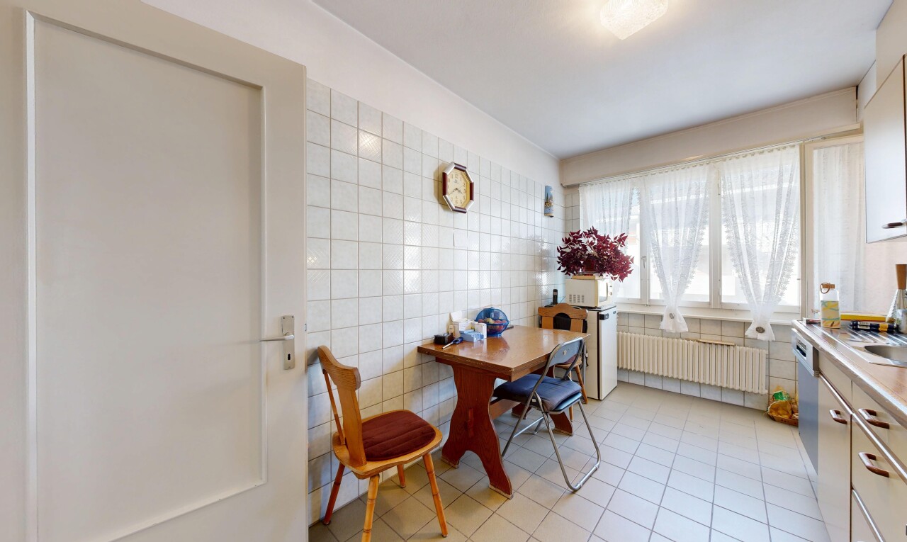 salle à manger avec tile floor, sol en carrelage, inside property, radiateur, et tile wall
