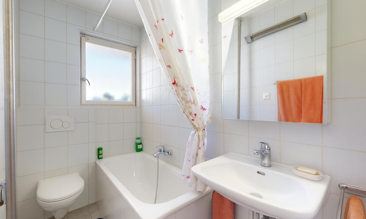 salle de bains avec tile wall, mur en carrelage, inside property, salle de bain complète, et miroir