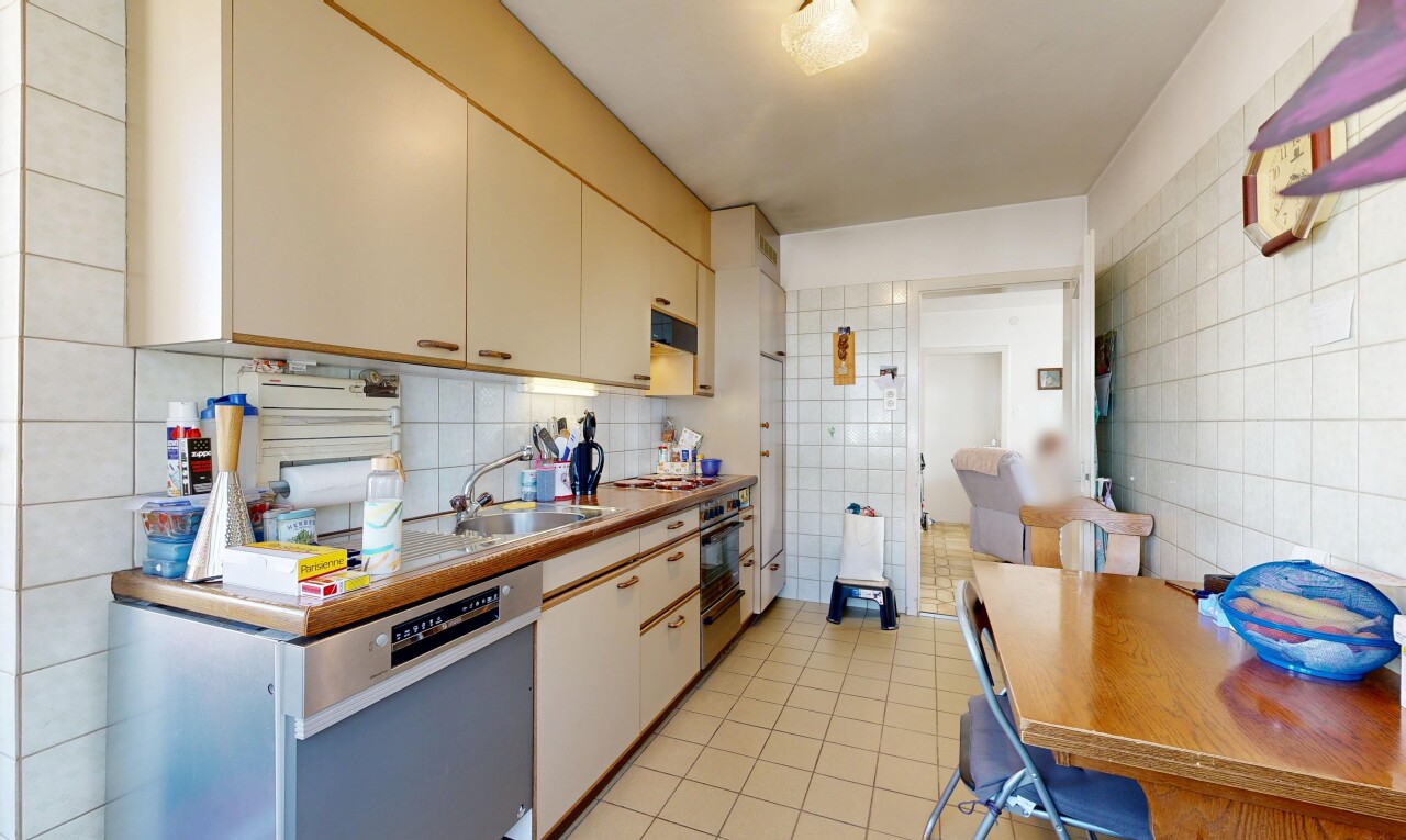 cuisine avec inside property, tile floor, sol en carrelage, tile wall, et mur en carrelage