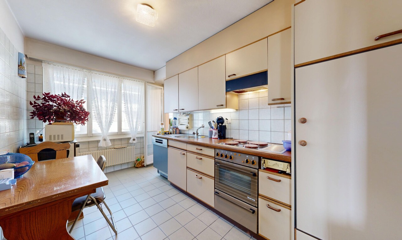 cuisine avec backsplash, dosseret, natural light, lumière naturelle, et tile floor