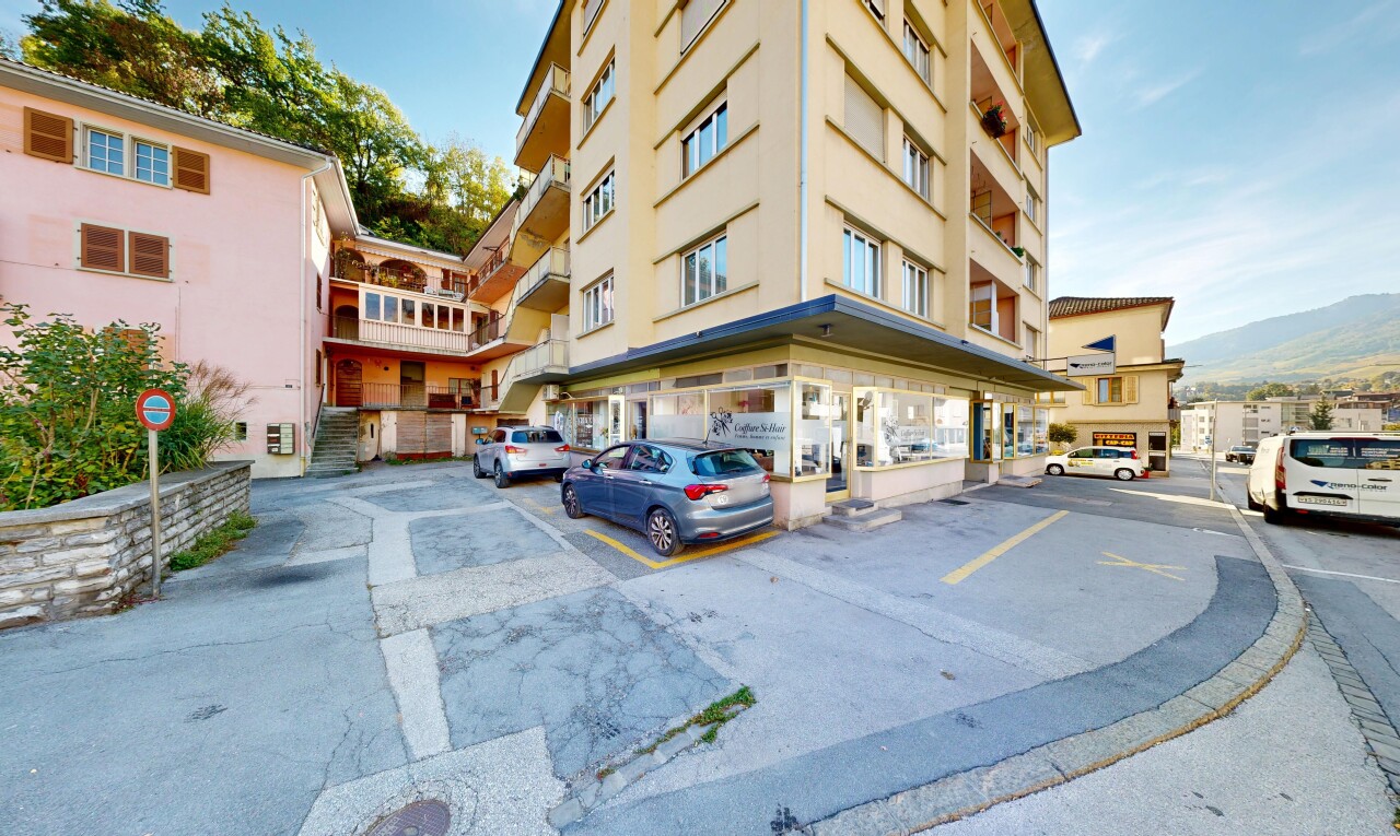 extérieur du bâtiment avec day time et parking