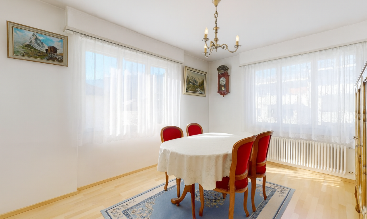 salle à manger avec lumière naturelle, natural light, cloison sèche, drywall, et radiateur