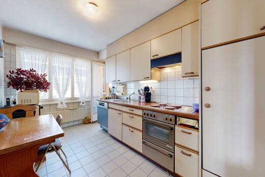 cuisine avec backsplash, dosseret, natural light, lumière naturelle, et tile floor