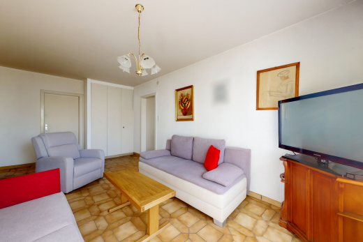 wohnzimmer mit fernseher, drywall, gipskartonwand, inside property, und bemerkenswerter kronleuchter