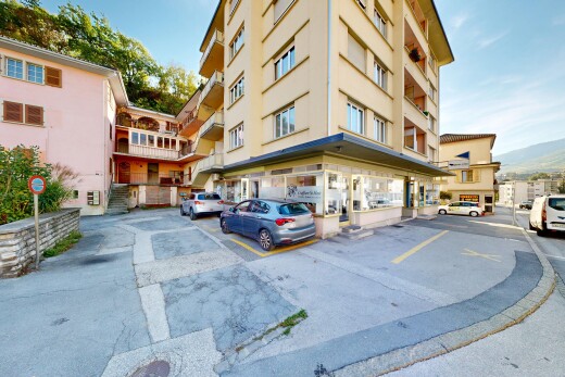 extérieur du bâtiment avec day time et parking