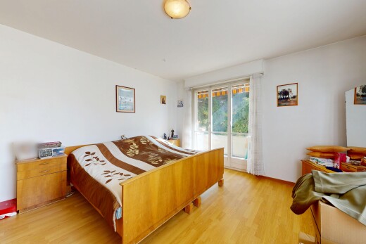 zimmer / schlafzimmer mit wood finish floor, holzfußboden, natural light, natürliches licht, und drywall