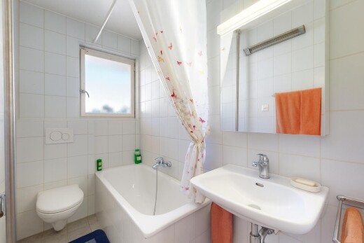 salle de bains avec tile wall, mur en carrelage, inside property, salle de bain complète, et miroir