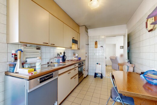 cuisine avec inside property, tile floor, sol en carrelage, tile wall, et mur en carrelage