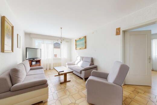 salon avec inside property, télévision, lumière naturelle, natural light, et cloison sèche