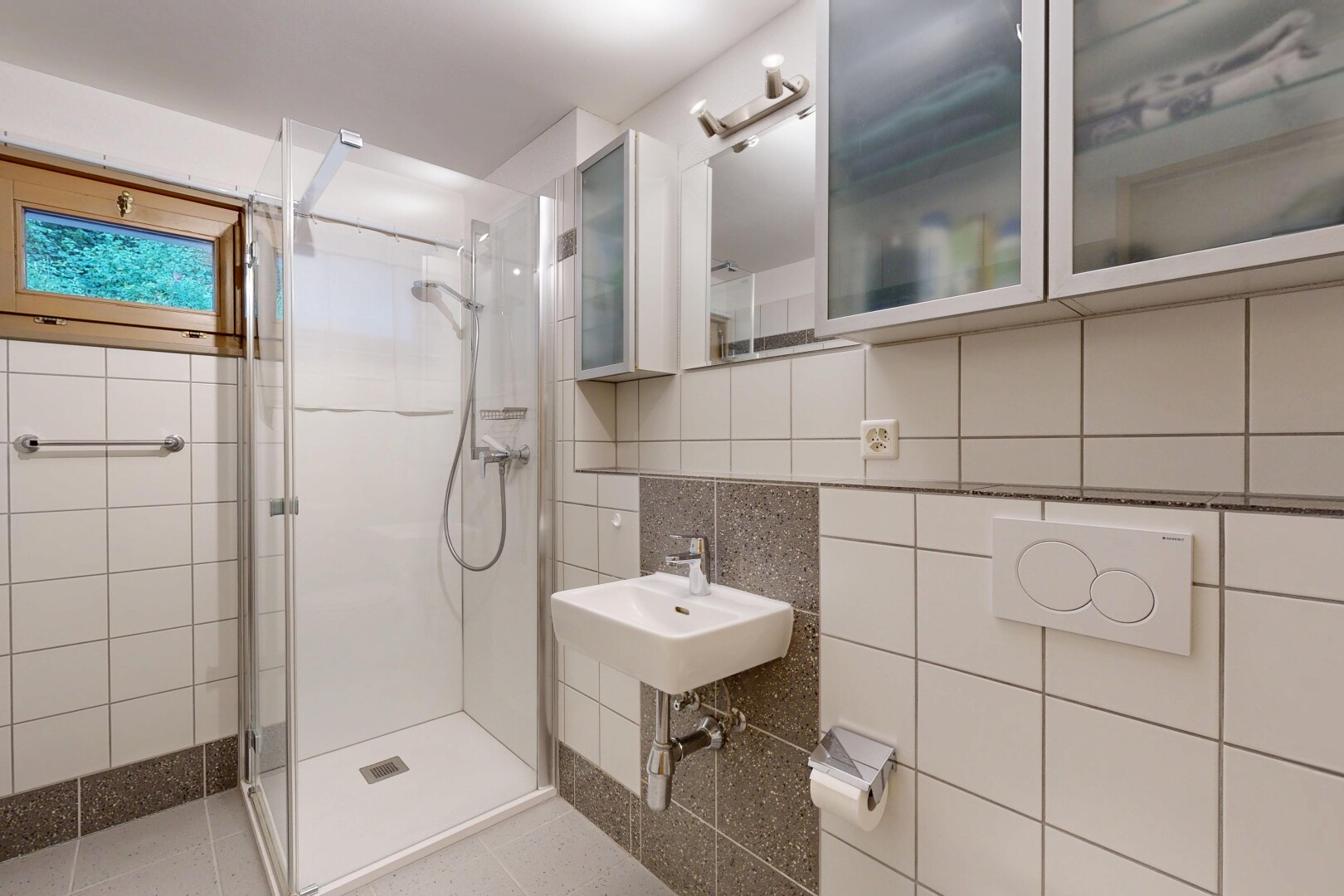 bad mit dusche, komplettes badezimmer, spiegel, inside property, und fliesenwand