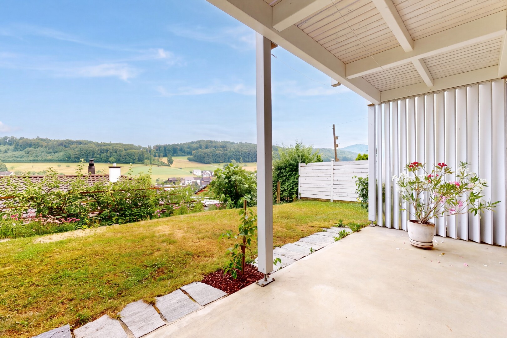 terrasse mit from property, terrasse, rasen, und day time
