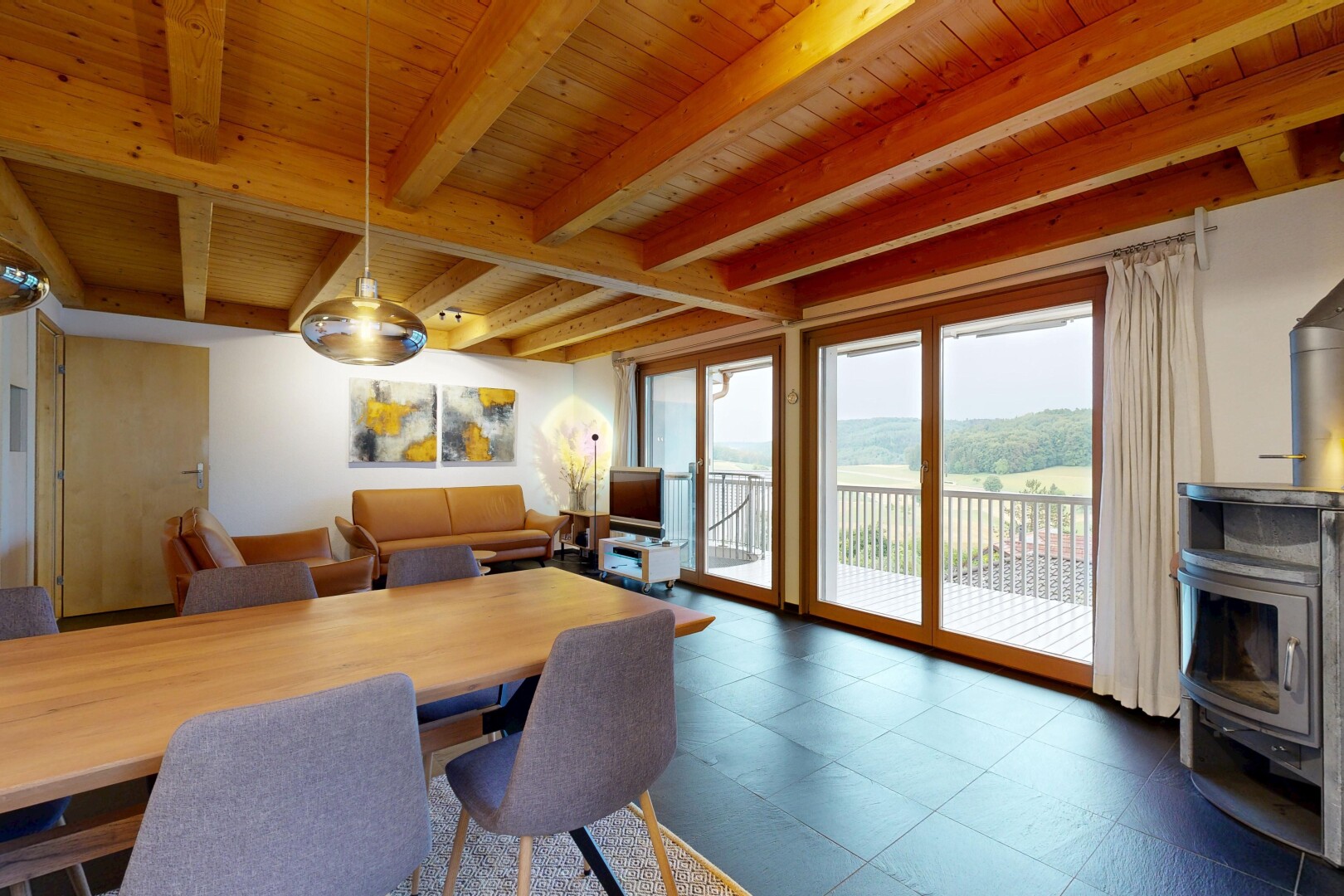 esszimmer mit holzofen, balkendecke, beamed ceiling, natürliches licht, und natural light