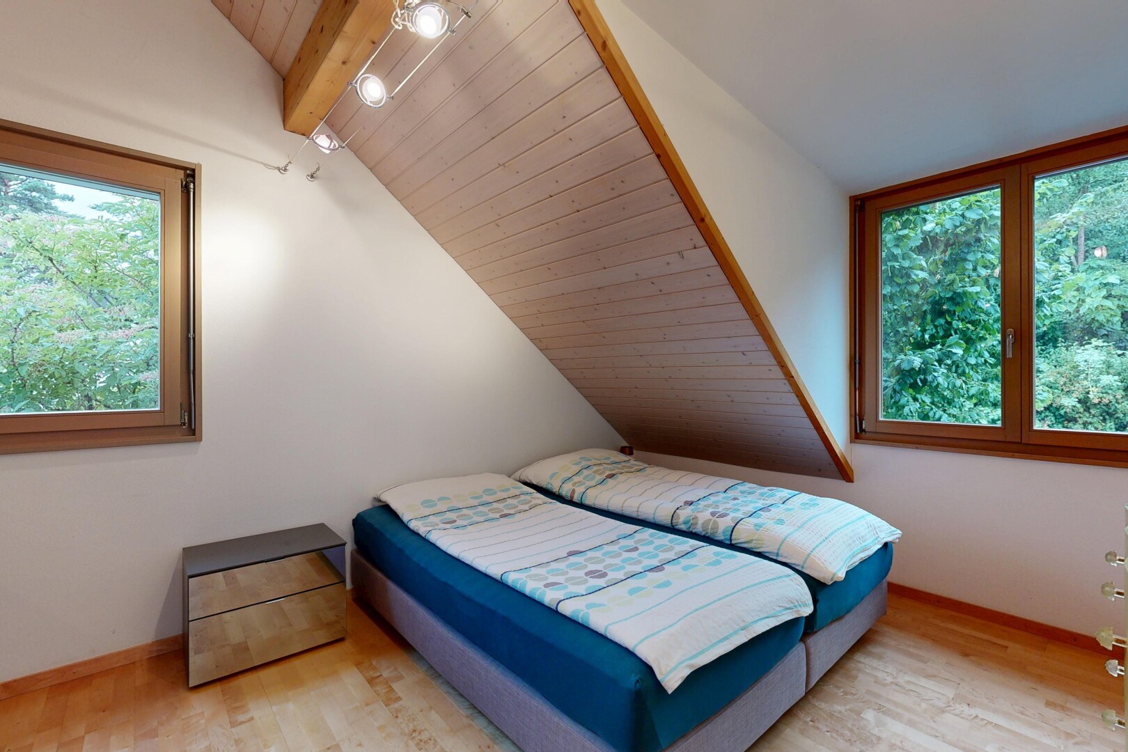 zimmer / schlafzimmer mit inside property, holzfußboden, wood finish floor, holzdecke, und wood ceiling