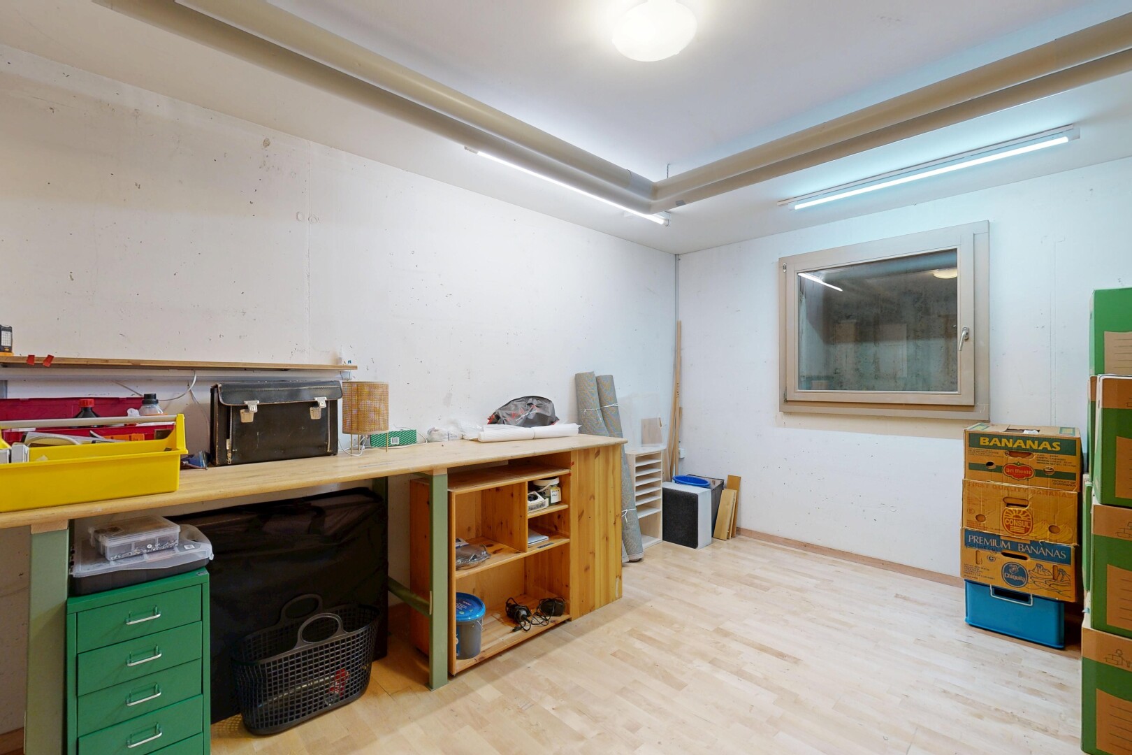 büro mit light floor, holzfußboden, wood finish floor, gipskartonwand, und drywall