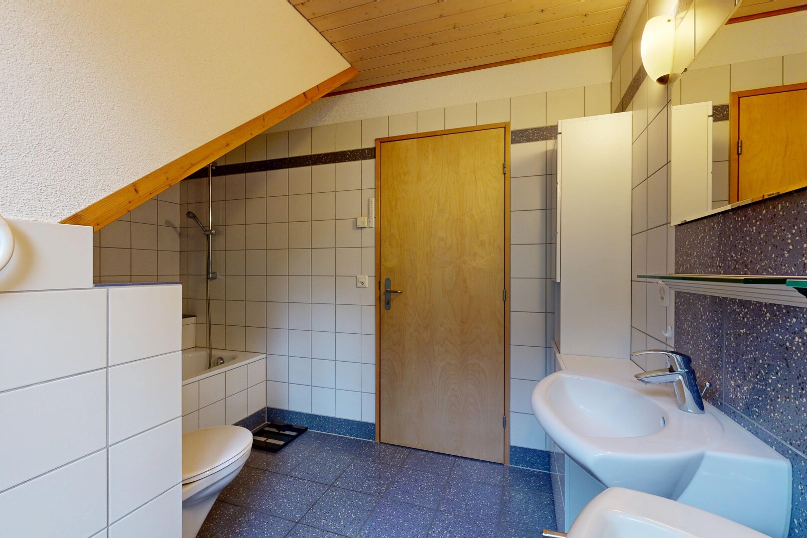 bad mit fliesenwand, tile wall, dark floor, komplettes badezimmer, und toilette
