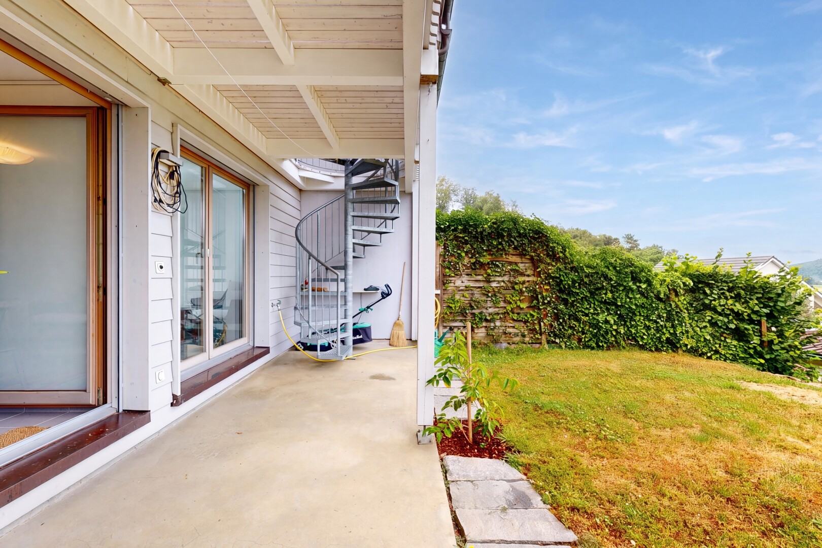terrasse mit from property, rasen, day time, und terrasse