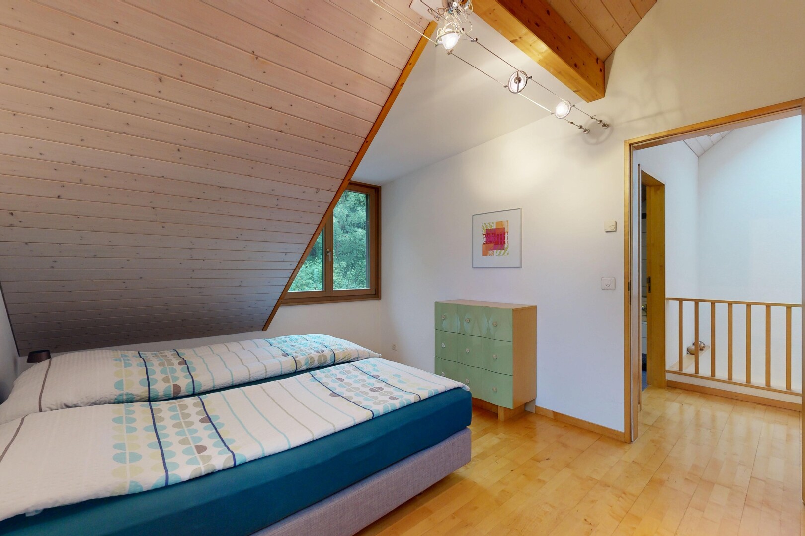 zimmer / schlafzimmer mit holzdecke, wood ceiling, dachschräge, vaulted ceiling, und balkendecke