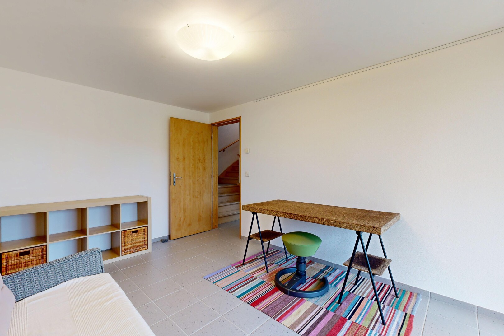 zimmer / schlafzimmer mit gipskartonwand, drywall, inside property, und light floor