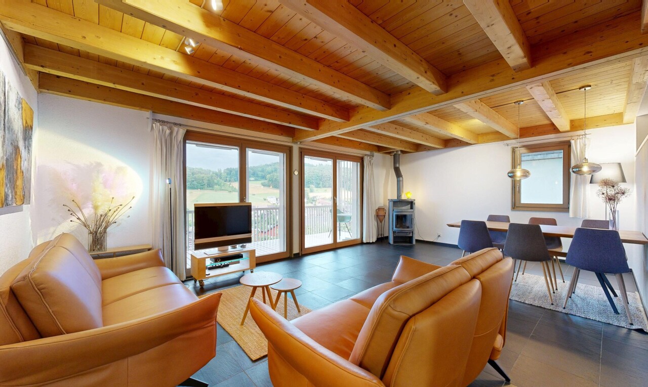 wohn- / esszimmer mit holzofen, balkendecke, beamed ceiling, holzdecke, und wood ceiling