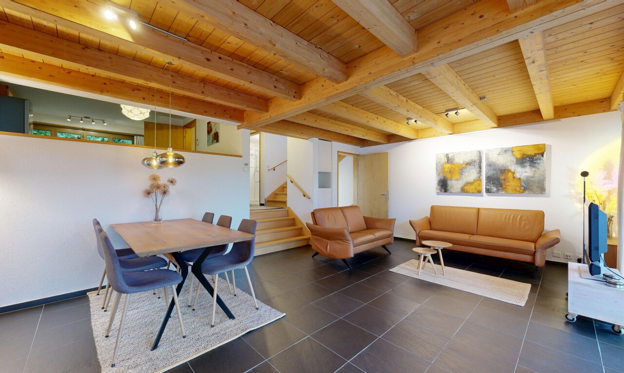 wohn- / esszimmer mit treppen, inside property, balkendecke, beamed ceiling, und gipskartonwand